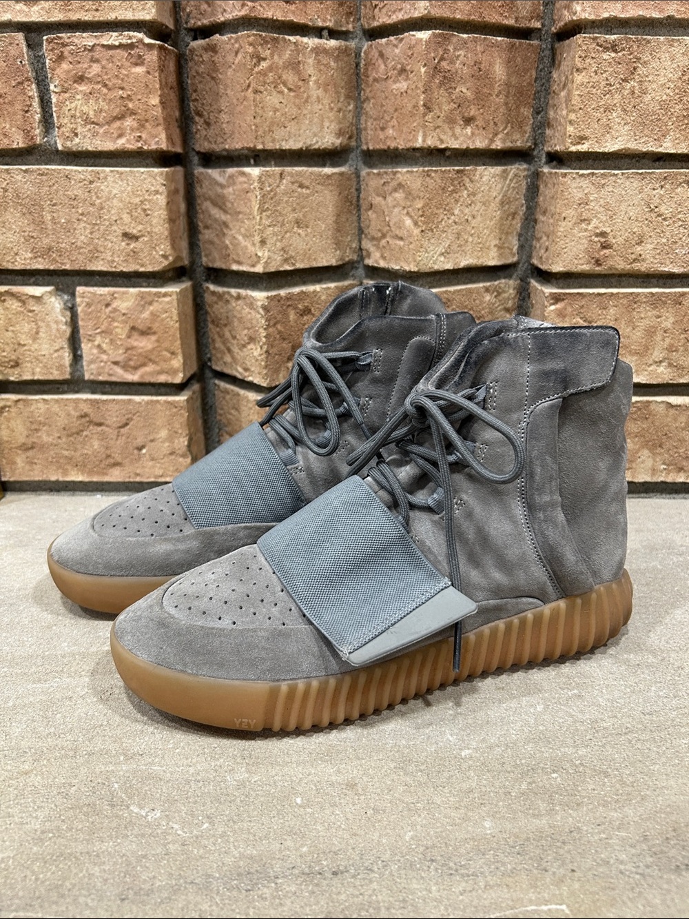 ADIDAS YEEZY BOOST 750 Light Grey/Gum SIZE 9.5 BB1840 DS Beautiful Pair